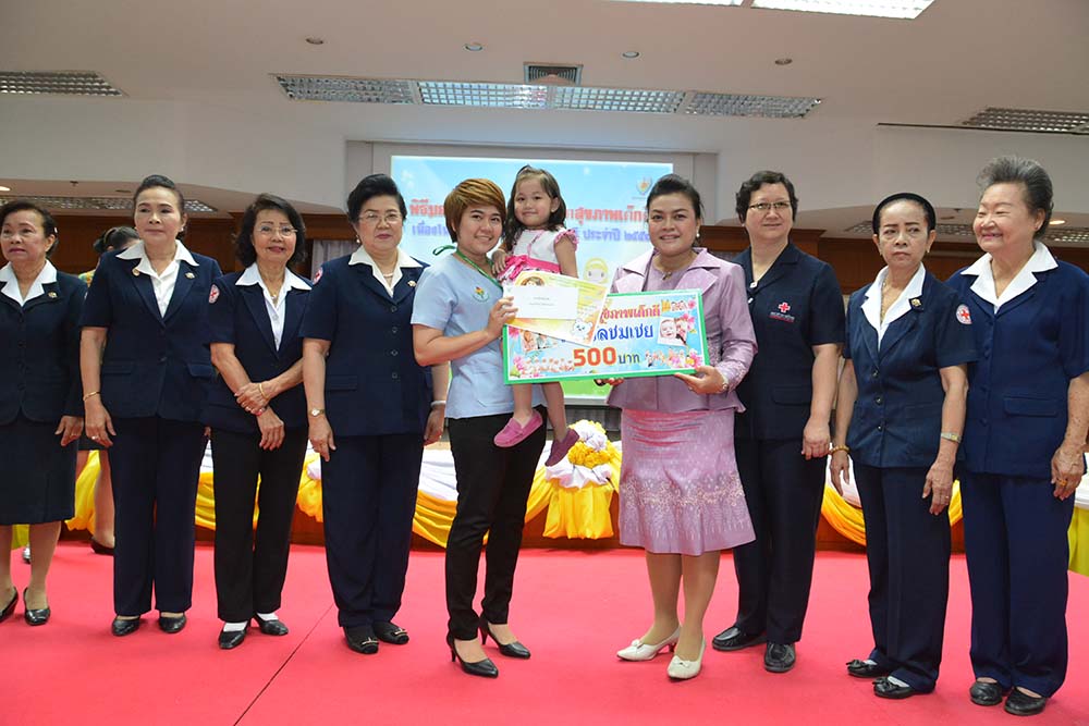 นายกเหล่ากาชาดโคราช มอบรางวัลเด็กสุขภาพดีปี58